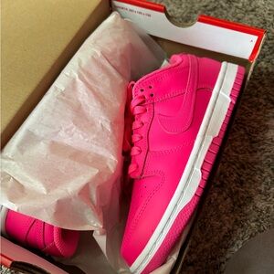 Brand new, never worn Nike dunks. Size 6 in women 4.5 youth
